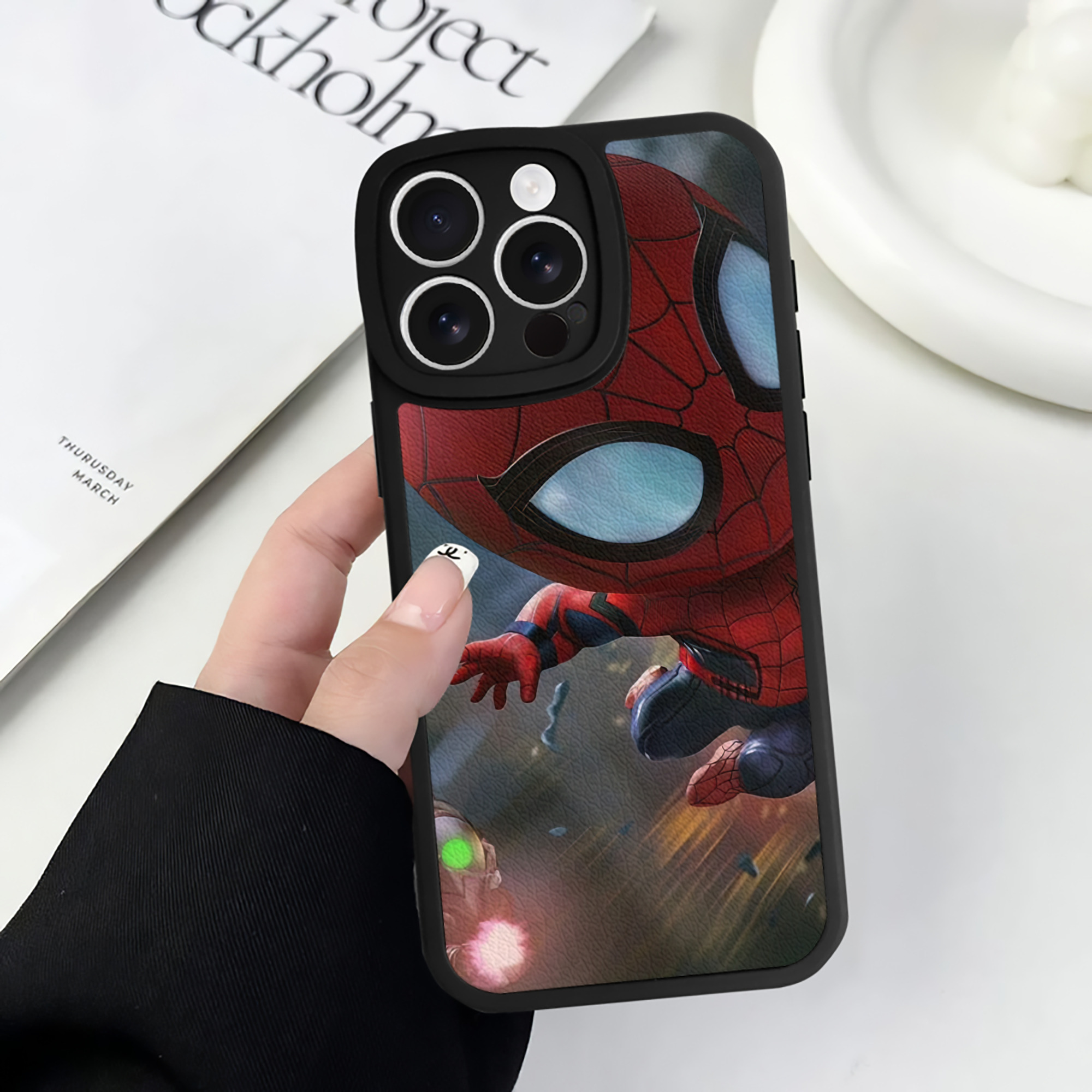 Spider Man スパイダーマン 【iPhone 16シリーズ対応】シリコンスマホケース（レザー調） 材質：シリコン